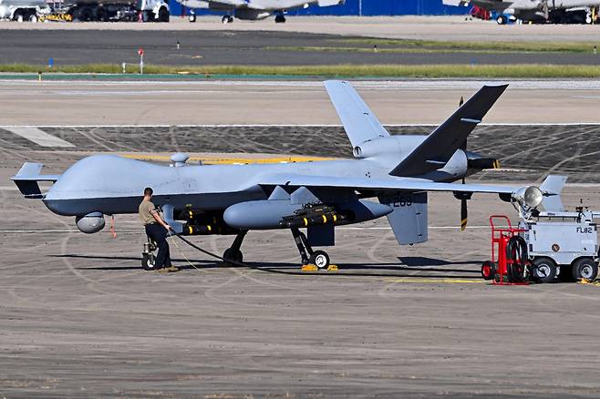 미 공군 지상요원이 MQ-9 리퍼 무인공격기를 정비하고 있다. AFP연합뉴스