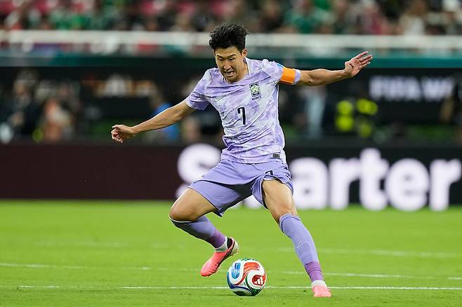 대한민국 축구 대표팀 주장 손흥민이 19일 멕시코 과달라하라 스타디움에서 열린 멕시코와의 2026 북중미 월드컵 A조 조별리그 2차전 경기에서 화려한 드리블을 선보이고 있. 과달라하라=AP연합뉴스