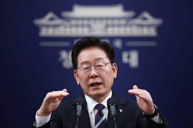 이재명 대통령이 19일 청와대 춘추관에서 열린 주요 7개국(G7) 정상회의 참석 및 유럽 순방 결과 브리핑에서 취재진의 질문에 답하고 있다. 연합뉴스