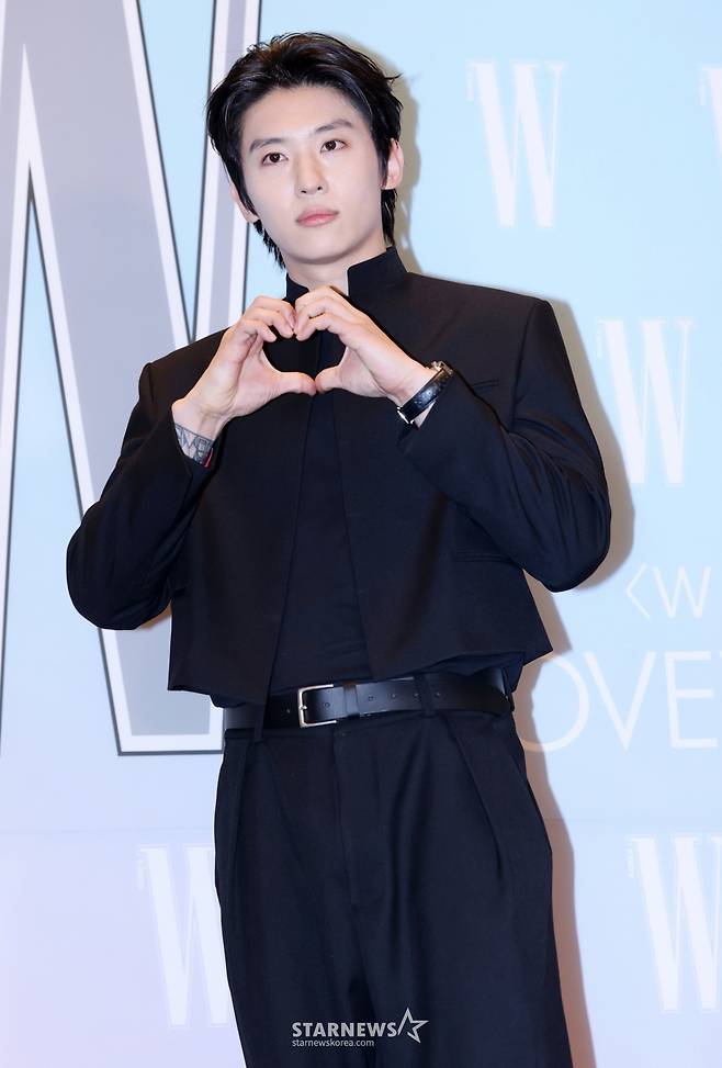 방송인 덱스가 15일 서울 종로구 포시즌스 호텔에서 열린 제20회 유방암 인식 향상 캠페인 자선 행사 'LOVR YOUR' 포토월에 참석하고 있다. /2025.10.15 /사진=김휘선 hwijpg@