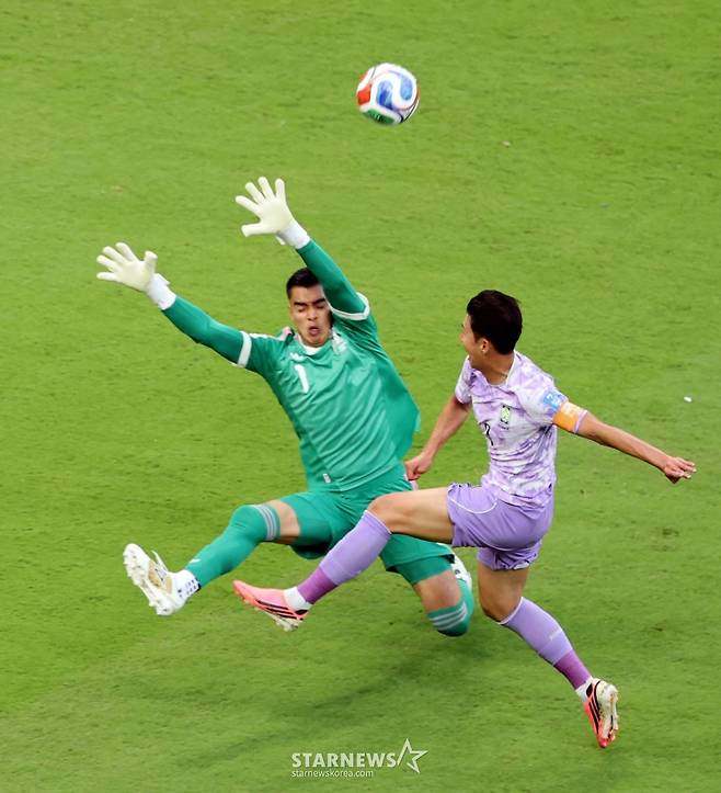 2026 북중미월드컵 A조 예선 대한민국 대 멕시코 경기가 19일(한국 시간) 멕시코 과달라하라 에스타디오 아크론에서 열렸다.이손흥민이 멕시코 골키퍼 랑핼을 따돌리며 슈팅을 시도하고 있다. /사진=김진경 kim.jinkyung@