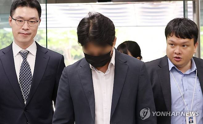 '관저이전 봐주기 감사' 감사원 간부 영장실질심사 (서울=연합뉴스) 이진욱 기자 = 윤석열 정부의 대통령 관저 이전 감사 관련 허위공문서 작성 등 혐의로 구속영장이 청구된 현직 감사원 간부 손모씨가 18일 서울 서초동 서울중앙지법에서 열린 구속 전 피의자 심문(영장실질심사)에 출석하고 있다. 2026.6.18 cityboy@yna.co.kr
