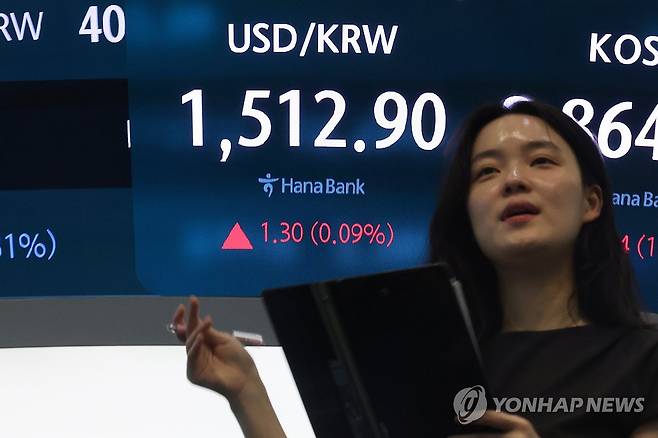 원/달러 환율 1,500원 위로 (서울=연합뉴스) 서대연 기자 = 17일 서울 중구 하나은행 본점 딜링룸 현황판에 원/달러 환율이 표시돼 있다.
이날 원/달러 환율 주간 거래 종가(오후 3시 30분 기준)는 전날보다 1.8원 오른 1,513.4원을 기록했다. 2026.6.17 dwise@yna.co.kr
