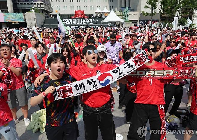 광화문광장 가득 메운 붉은 물결 (서울=연합뉴스) 임화영 기자 = 2026 북중미 월드컵 조별리그 A조 2차전 한국과 멕시코의 경기가 열린 19일 서울 종로구 광화문광장에서 시민들이 거리응원을 하고 있다. 2026.6.19 hwayoung7@yna.co.kr