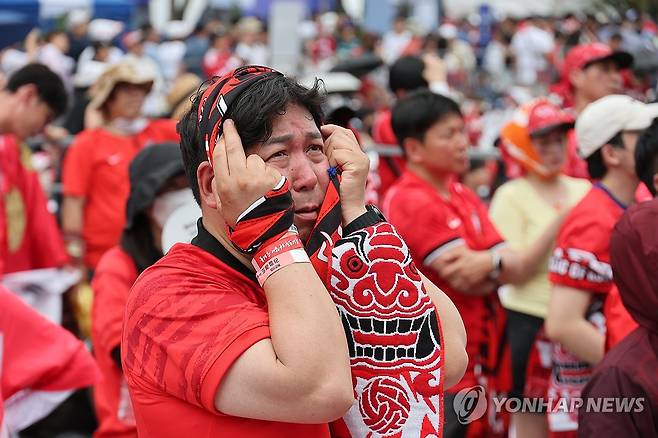 실점에 아쉬워하는 시민 (서울=연합뉴스) 임화영 기자 = 2026 북중미 월드컵 조별리그 A조 2차전 한국과 멕시코의 경기가 열린 19일 서울 종로구 광화문광장에서 시민이 경기를 지켜보며 실점에 아쉬워하고 있다. 2026.6.19 hwayoung7@yna.co.kr