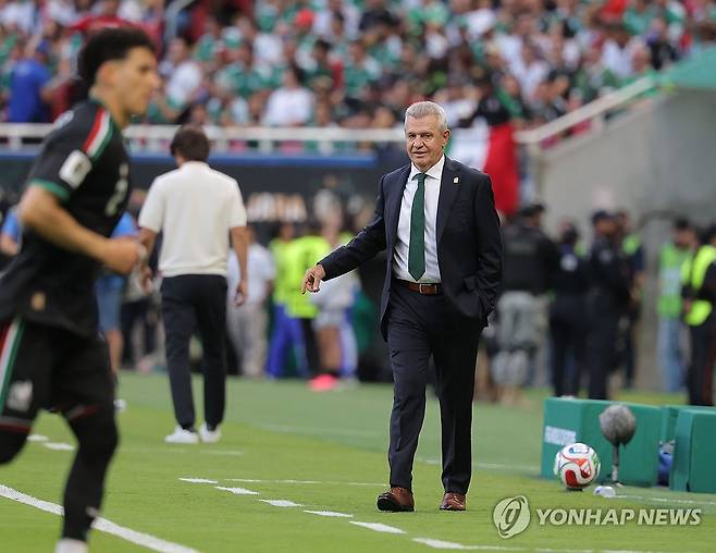 경기 지켜보는 아기레 감독 (사포판[멕시코 할리스코주]=연합뉴스) 류영석 기자 = 18일(현지시간) 멕시코 사포판 과달라하라 스타디움에서 열린 2026 북중미 월드컵 A조 2차전 한국과 멕시코의 경기.
    멕시코 하비에르 아기레 감독이 작전 지시를 하고 있다. 2026.6.19 ondol@yna.co.kr