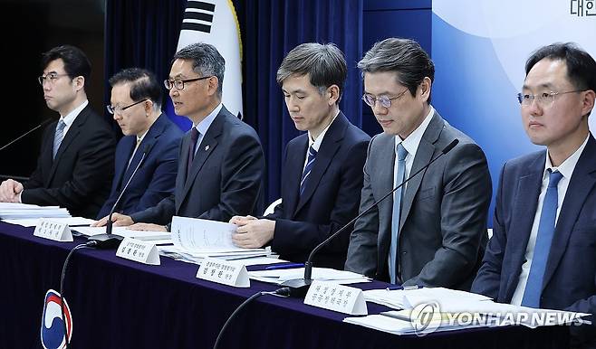 공공기관 경영평가 결과 발표하는 허장 차관 (서울=연합뉴스) 안정원 기자 = 허장 재정경제부 2차관이 19일 서울 종로구 정부서울청사에서 25년도 공공기관 경영평가 결과발표를 하고 있다. 2026.6.19 jeong@yna.co.kr