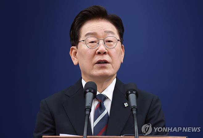 이재명 대통령, G7·유럽순방 결과 브리핑 (서울=연합뉴스) 김도훈 기자 = 이재명 대통령이 19일 청와대 춘추관에서 G7참석·유럽순방 결과 브리핑을 하고 있다. 2026.6.19 superdoo82@yna.co.kr