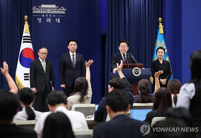 질문받는 이재명 대통령 (서울=연합뉴스) 김도훈 기자 = 이재명 대통령이 19일 청와대 춘추관에서 열린 G7참석·유럽순방 결과 브리핑에서 취재진 질문을 받고 있다. 2026.6.19 superdoo82@yna.co.kr
