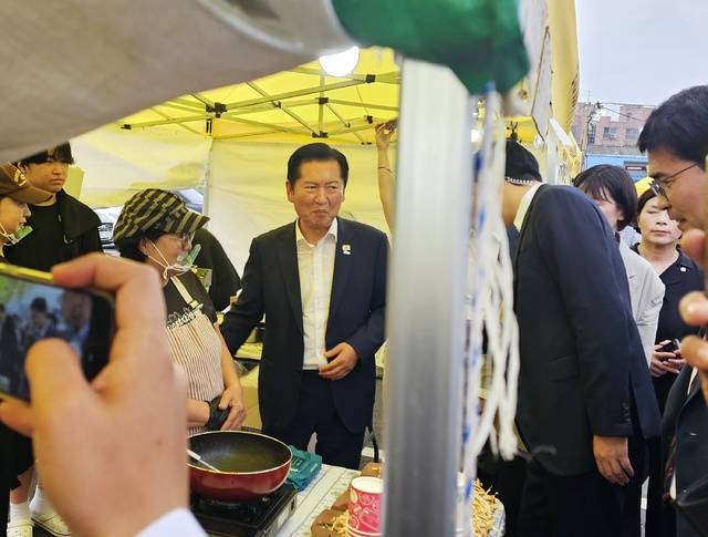 19일 익산 남부시장 주차장에서 열린 제4회 이리와 포차축제 현장을 찾은 정청래 더불어민주당 대표가 상인들과 소통하고 있다./사진=송승욱 기자