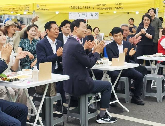19일 익산 남부시장 주차장에서 열린 제4회 이리와 포차축제 현장을 찾은 정청래 더불어민주당 대표가 최정호 익산시장 당선인과 함께 축제를 즐기고 있다./사진=송승욱 기자