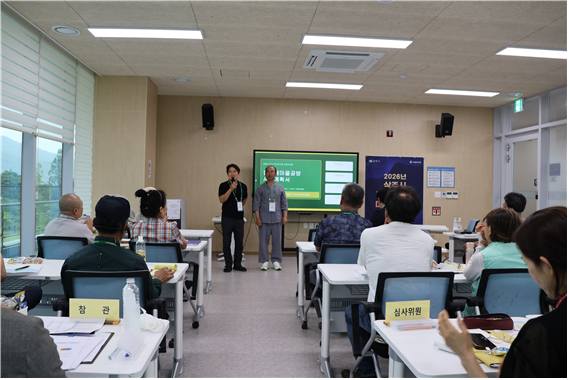 신흥동 질구내마을공방 연구원들이 주민 참여형 조형물 제작과 '물빛아트로드' 조성 사업계획을 발표하고 있다.