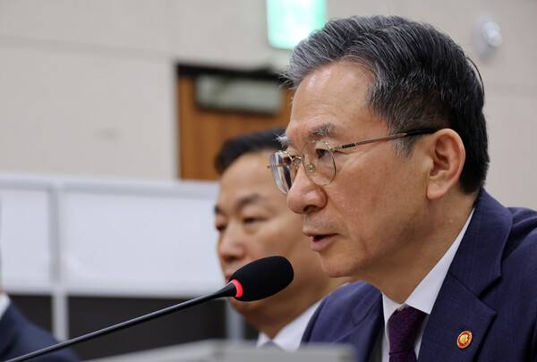정성호 법무부 장관이 28일 국회 윤석열 정권 정치검찰 조작기소 의혹 사건 진상규명 국정조사특별위원회 제11차 전체회의에서 열린 종합 청문회에서 의원 질의에 답하고 있다. 2026.4.28. 연합뉴스