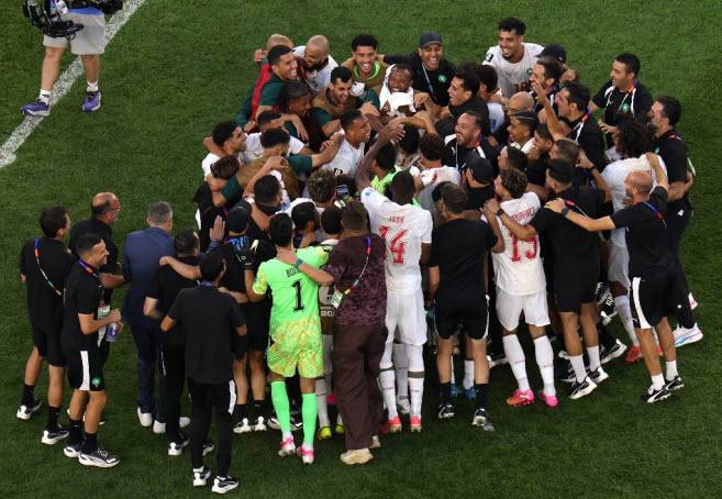 모로코 선수들이 스코틀랜드를 1-0으로 이긴 뒤 함께 기뻐하고 있다. 사진=AFPBBNews