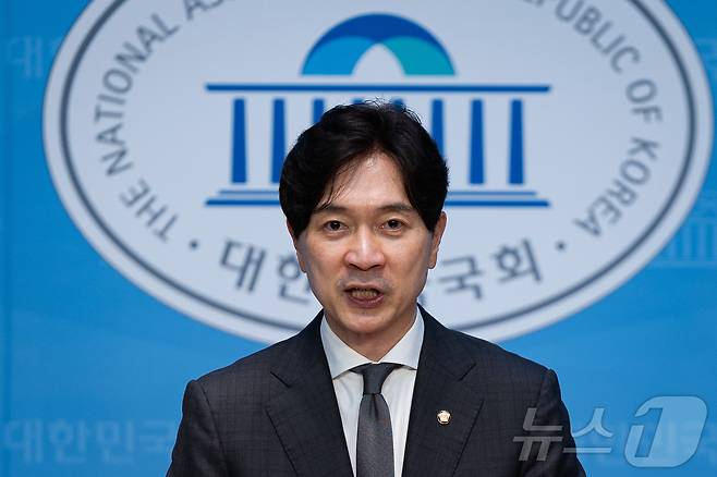 박성훈 국민의힘 수석대변인이 17일 서울 여의도 국회 소통관에서 논평을 하고 있다. 2025.9.17 ⓒ 뉴스1 유승관 기자