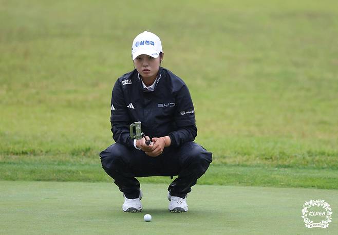 서교림이 20일 열린 KLPGA 투어 인카금융 더헤븐 마스터즈 2라운드 12번 홀 그린을 파악하고 있다. 사진 | KLPGA
