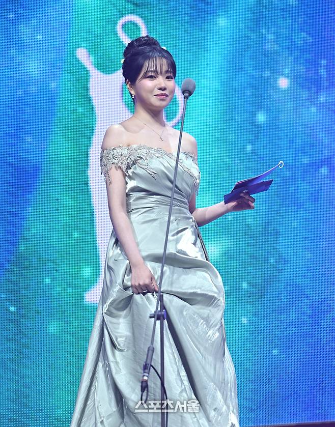 조유리가 20일 인천 중구 인스파이어 아레나에서 열린 제35회 서울가요대상에서 수상자를 발표하고 있다.  2026. 6. 20. 인천 | 최승섭기자 thunder@sportsseoul.com
