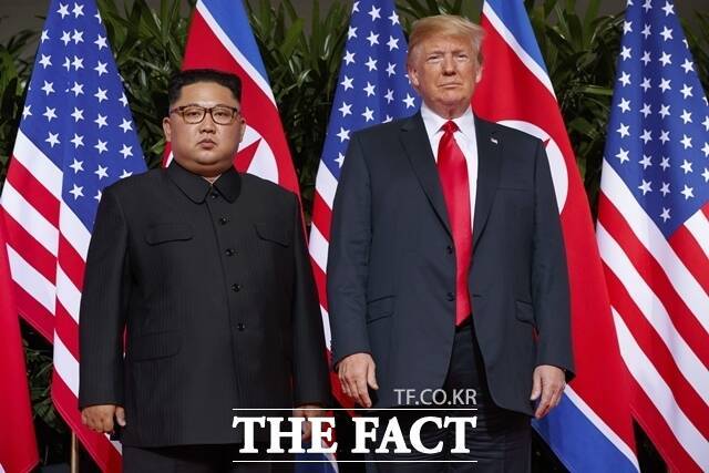 트럼프 행정부는 북한과의 대화를 기다리고 있다는 미 국무부 당국자의 발언도 이날 확인됐다. 데이비드 윌레졸 미 국무부 한국·일본·몽골 담당 부차관보는 18일(현지시간) "북한이 대화를 원한다는 명확한 신호를 기다리고 있다"고 밝혔다. 사진은 2018년 6월 싱가포르 정상회담에서 김 위원장과 트럼프 대통령. /AP. 뉴시스