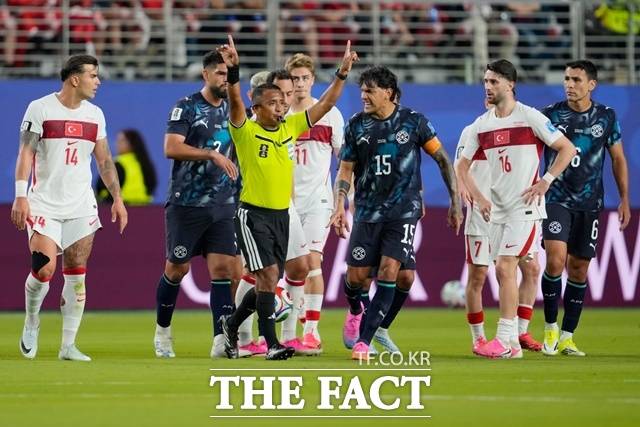 20일 열린 2026 북중미 월드컵 D조 조별리그 2차전 파라과이-튀르키예 경기에서 엘살바도르 주심이 온필드리뷰를 거쳐 '입 가리기' 말을 한 파라과이 알미론의 다이렉트 퇴장을 설명하고 있다./샌프란시스코=AP.뉴시스