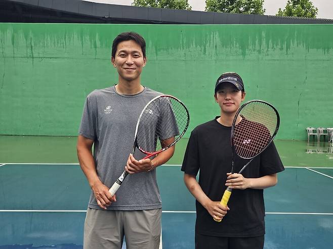 NH농협은행 코리아컵 국제정구대회 혼합복식 결승에 오른 김태민(왼쪽·수원시청)과 임진아(NH농협은행)가 필승을 다짐하고 있다. NH농협은행 제공