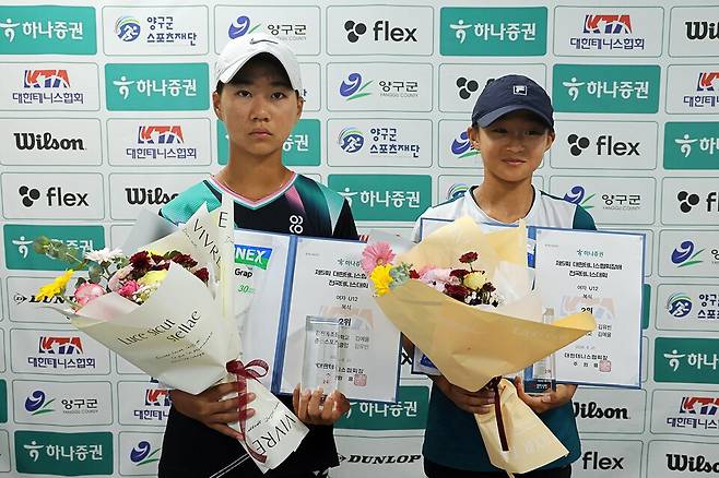 협회장배 12세부 여자복식 준우승, 김예율(왼쪽)-김유빈(오른쪽)