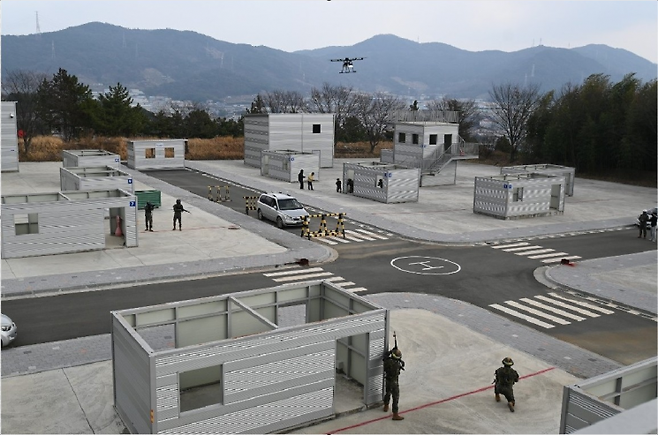 시가전을 위한 훈련장에는 폭 2m의 드론이 모래바람을 날리며 비행하고 있었다. 예비군은 마일즈 장비를 이용해 대드론 사격훈련을 진행하고 있다. 사진=39사단