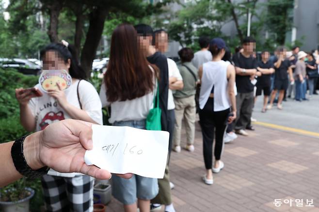 6·3 지방선거 본투표일인 3일 오후 서울 송파구 잠실7동 2투표소 앞에서 투표용지가 부족해 투표를 하지 못한 유권자들이 줄을 서 있다. 변영욱 기자 cut@donga.com