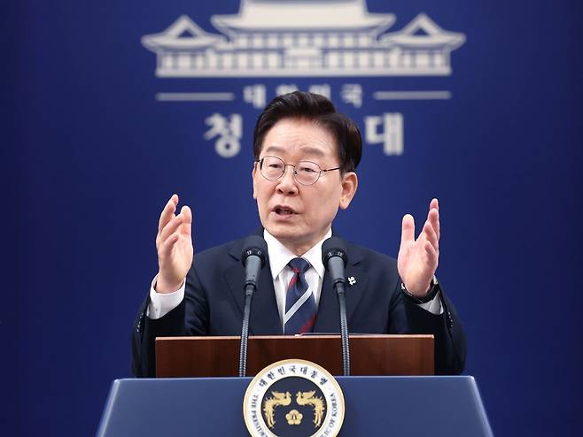 이재명 대통령이 19일 청와대 춘추관에서 유럽·주요 7개국(G7) 정상회의 순방 결과를 직접 설명하고 있다. 이 대통령은 G7 정상회의 도중 도널드 트럼프 미국 대통령이 “미국 군함 10척을 빠르게 건조해 줄 수 있겠느냐”고 요청했다고 밝혔다. 투표용지 부족 사태와 관련해선 중앙선거관리위원회 개혁을 위한 원포인트 개헌 필요성을 언급했다. 청와대사진기자단