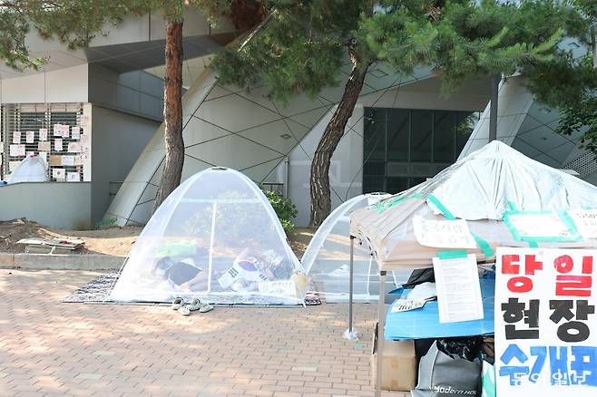 제9회 전국동시지방선거 투표용지 부족 사태에 항의하는 개표소 봉쇄 시위. 16일 오전 8시 30분. 송파구 올림픽 핸드볼경기장 출입구 앞에서 시위대가 잠을 자고 있다. 변영욱 기자 cut@donga.com