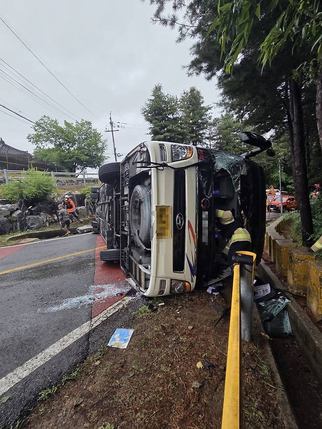 20일 오전 경기 파주시 장단면 도라전망대 주변 한 도로에서 관광객 20여명을 태운 버스가 전도된 현장. 뉴스1