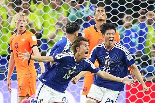 일본 대표팀 선수들이 지난 15일(한국시각) 미국 댈러스에서 열린 2026 북중미 월드컵 조별리그 F조 1차전 네덜란드와 경기에서 두번째 골을 터뜨린 뒤 좋아하고 있다. 댈러스/AP 연합뉴스