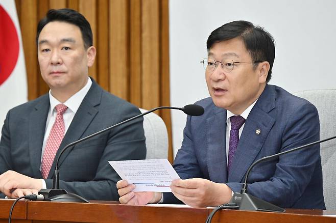 정점식(오른쪽) 국민의힘 원내대표가 19일 국회에서 열린 원내대책회의에 참석해 모두발언을 하고 있다. 민경석 기자
