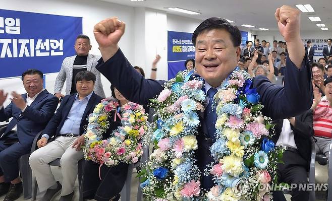 이병도 충남교육감 당선인이 당선이 확정되자 꽃다발을 걸고 기뻐하고 있다. 연합뉴스