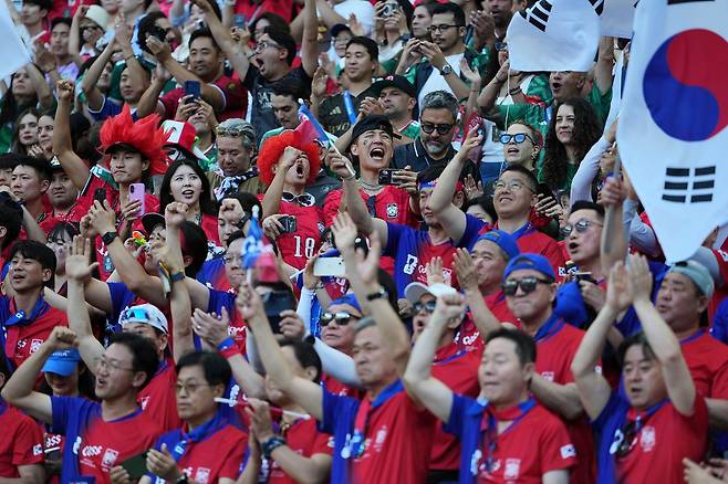 18일(현지시간) 멕시코 과달라하라 인근 사포판에서 열린 2026 국제축구연맹(FIFA) 북중미 월드컵 조별리그 A조 한국과 멕시코의 경기에서 한국 팬들이 응원하고 있다. AP=연합뉴스