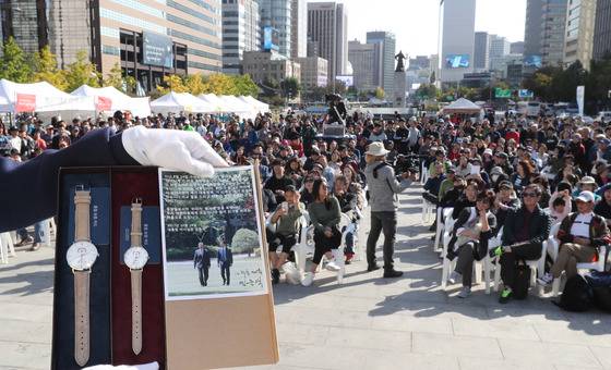 서울 광화문광장에서 열린 2017 위아자 명사기증품 경매에 나온 '문재인 대통령시계'가 420만원에 낙찰됐다. 최승식 기자