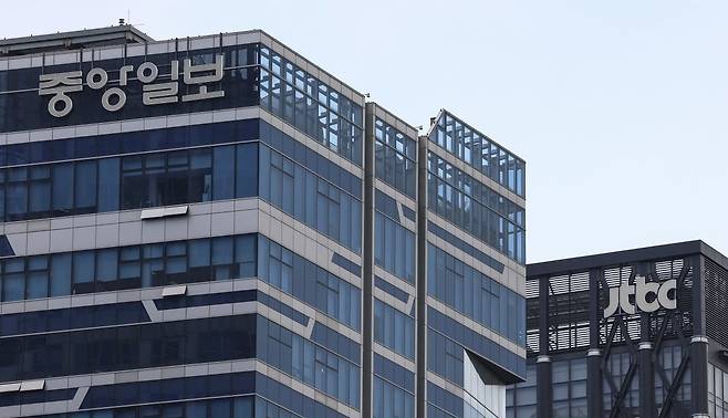 홍정도 중앙그룹 부회장이 15일 서울 마포구 중앙일보빌딩에서 기자회견을 열고 최고경영진 입장 발표 및 사과문 낭독을 했다. 사진은 중앙 그룹 로고. 사진=임형택 기자