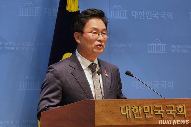 정진욱 더불어민주당 의원이 지난 9일 서울 여의도 국회 소통관에서 선거 관리 개혁을 위한 원포인트 개헌안을 설명하고 있다. 김건주 기자