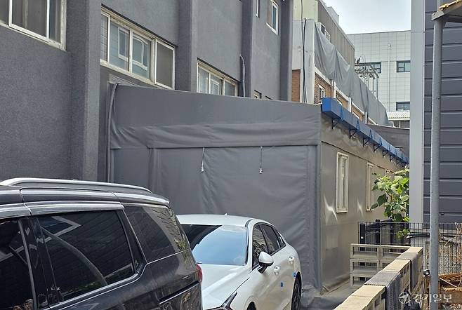 부천 지역내 다수의 공장들이 천막과 샌드위치 패널 등 불에 타기 쉬운 재질로 불법 증축이 의심되는 건축물을 만들어 사용하고 있어 화재 발생시 대형사고 우려가 제기되고 있다. 김종구기자