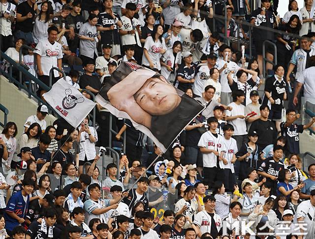 20일 서울 잠실야구장에서 ‘2026 프로야구’ 두산 베어스와 LG 트윈스의 경기가 열렸다. 두산 야구 팬들이 양의지 얼굴이 있는 깃발을 흔들고 있다. 사진(잠실 서울)=천정환 기자