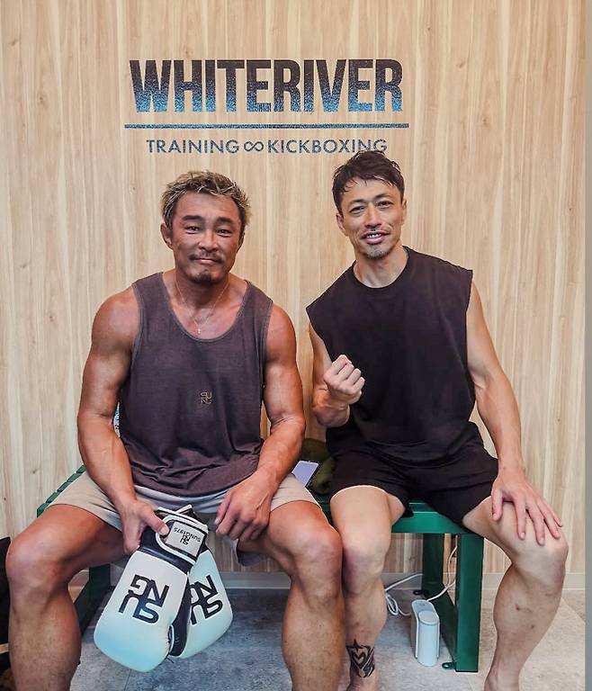 2002년 제14회 부산하계아시안게임 유도 금메달리스트 아키야마 요시히로(추성훈)는 2026년 6월 일본킥복싱연맹 랭킹 2위 출신 지도자 시라카와 유키와 훈련했다. 사진@shirakawa0222