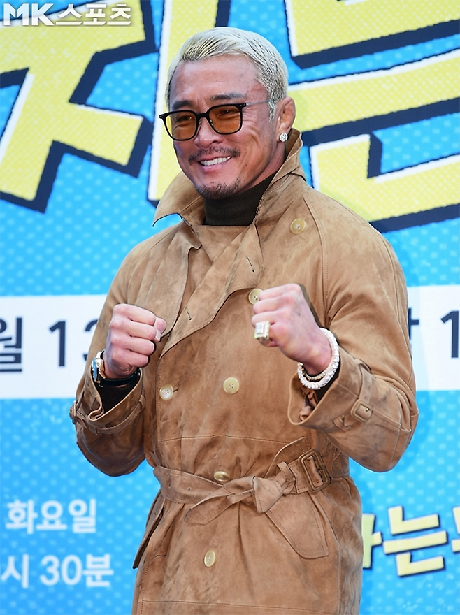 2002년 제14회 부산하계아시안게임 유도 금메달리스트 아키야마 요시히로(추성훈)가 2026년 1월 JTBC 예능프로그램 ‘혼자는 못 해’ 제작발표회에서 촬영하고 있다. 사진=김재현 기자