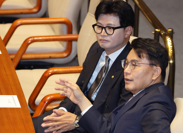 윤상현 국민의힘 의원과 무소속 한동훈 의원이 지난 11일 국회에서 열린 제436회 국회(임시회) 2차 본회의에서 대화하고 있다. 연합뉴스