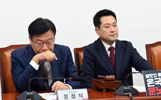 장동혁(오른쪽)국민의힘 당대표가 18일 오전 국회에서 열린 최고위원회의에서 회의를 비공개전환한 뒤 심각한 표정으로 앉아 있다. 곽성호기자