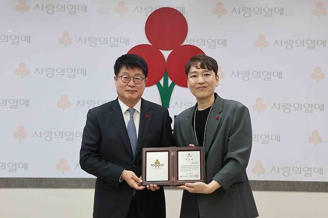 (왼쪽부터) 권인욱 경기 사랑의열매 회장과 김종훈 씨가 아너 소사이어티 가입 기념사진을 촬영하고 있다. [사랑의열매 제공]