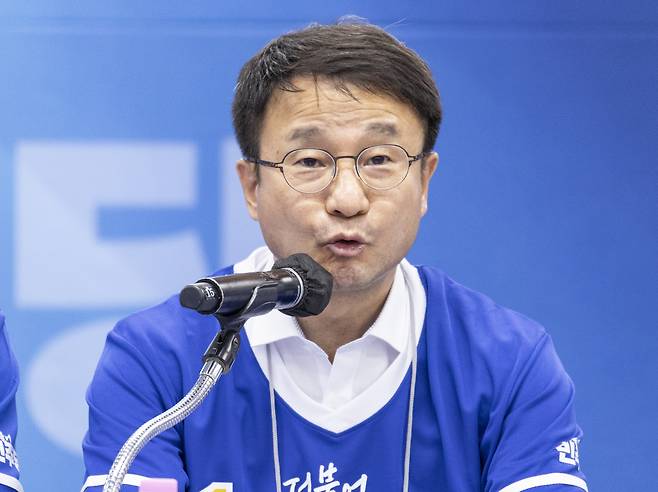 한병도 더불어민주당 원내대표 겸 상임선대위원장이 지난 25일 전북 정읍시에서 열린 중앙선거대책위원회 회의에서 발언하고 있다. [연합]