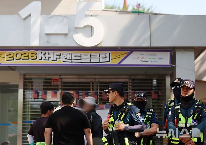 [서울=뉴시스] 조성우 기자 = 18일 오전 6·3 지방선거 투표용지 부족 사태를 규탄하는 시위가 14일째 열리고 있는 서울 송파구 올림픽공원 핸드볼경기장 앞에서 경찰이 경계 근무를 서고 있다. 2026.06.18. xconfind@newsis.com