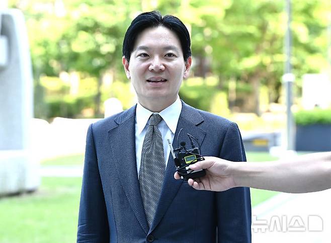 [수원=뉴시스] 김종택 기자 = 이른바 '연어 술파티'를 벌여 이화영 전 경기도 평화부지사의 진술을 회유했다는 의혹을 받은 박상용 검사가 "허위사실을 유포한 법무부와 서울고검, 대검찰청을 상대로 법적 대응에 나서겠다"는 입장을 밝혔다. 사진은 박 검사가 지난 16일 경기 수원시 영통구 수원지방법원에서 열린 이화영 전 경기도 평화부지사의 '연어 술파티' 의혹과 관련한 국민참여재판 증인으로 출석하는 모습. 2026.06.20. jtk@newsis.com