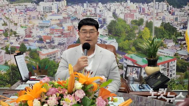 집무실에서 인터뷰를 하고 있는 박상수 삼척시장. 전영래 기자