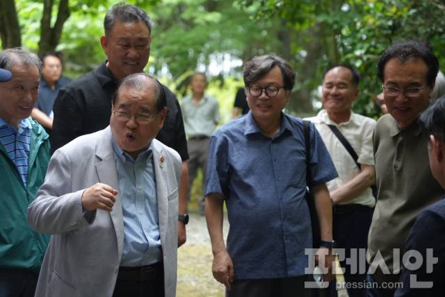 ▲이종찬 광복회장과 전국지부장들이 19일 전남 장흥군 장흥읍 무계고택을 찾아 설명을 듣고 있다.2026.06.19ⓒ프레시안(김보현)