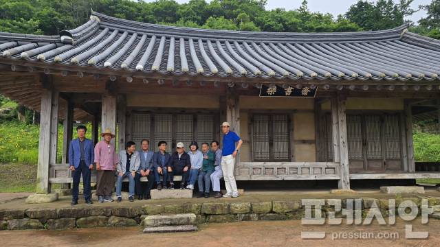▲이종찬 광복회장과 전국지부장 등 관계자들이 20일 전남 완도군 보길도 윤선도 원림 내 낙서재에서 기념사진을 찍고 있다.2026.06.20ⓒ광복회 광주광역시지부